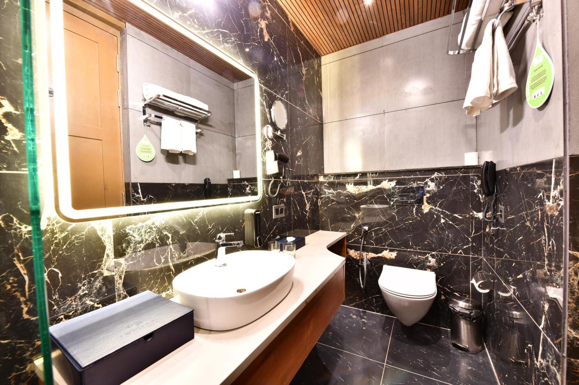 Click Collection Grand Gateway Варанаси Екстериор снимка