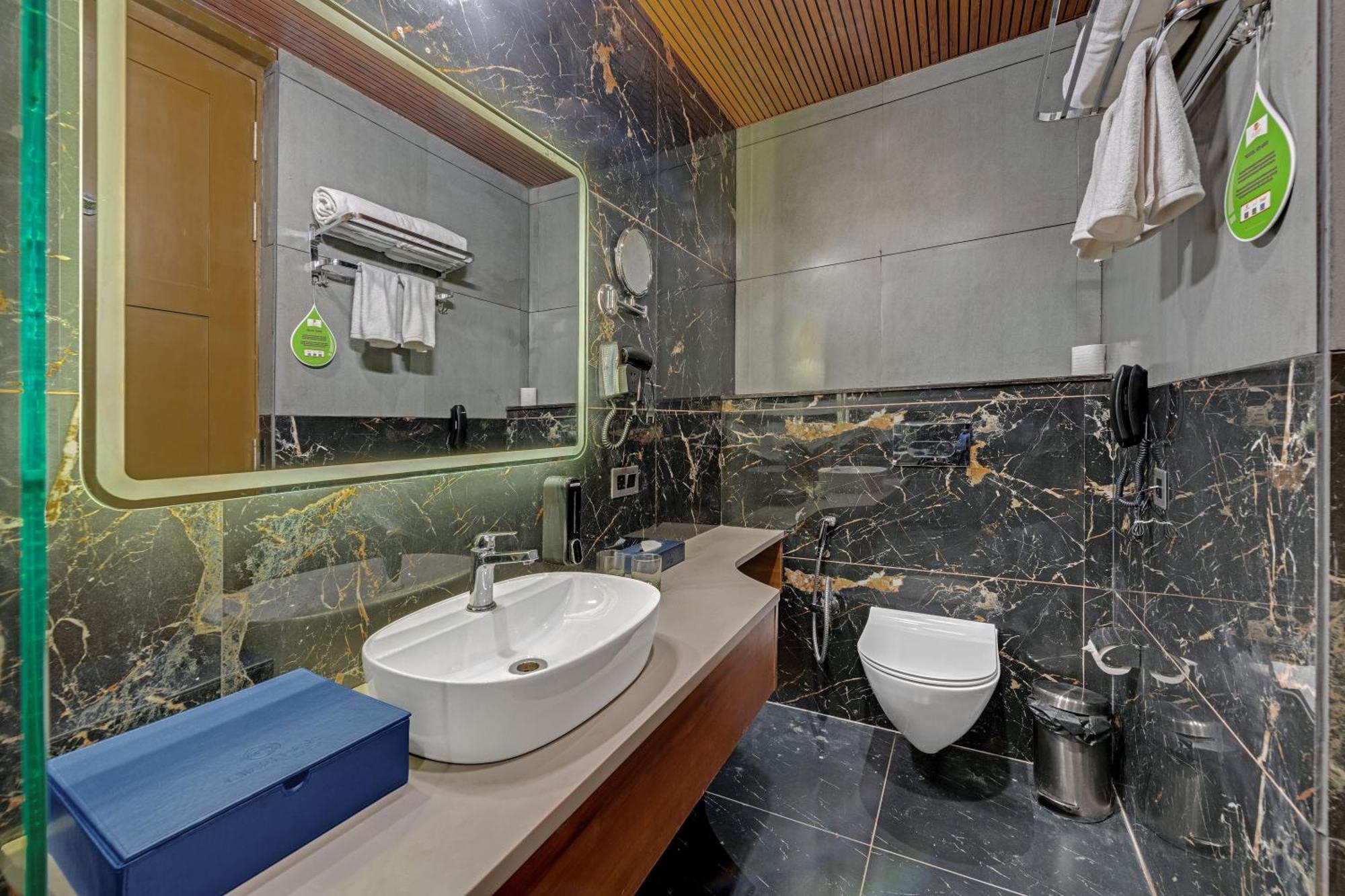 Click Collection Grand Gateway Варанаси Екстериор снимка