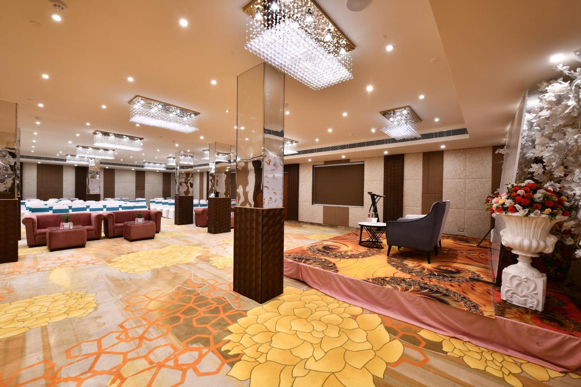 Click Collection Grand Gateway Варанаси Екстериор снимка